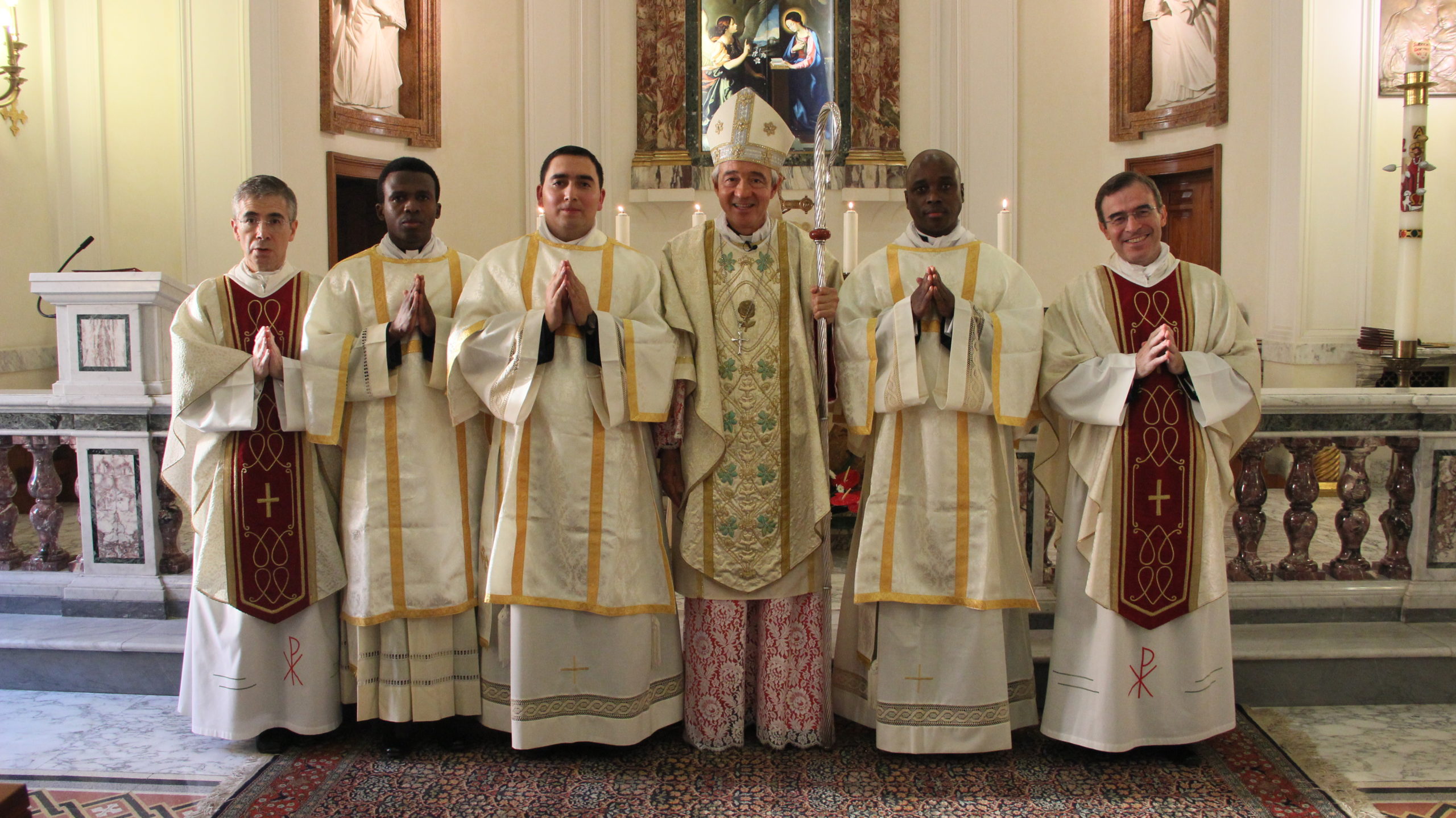 Kingsley, Carlos Armando y Michael junto a Mons. Jorge Carlos Patrón Wong (centro).
