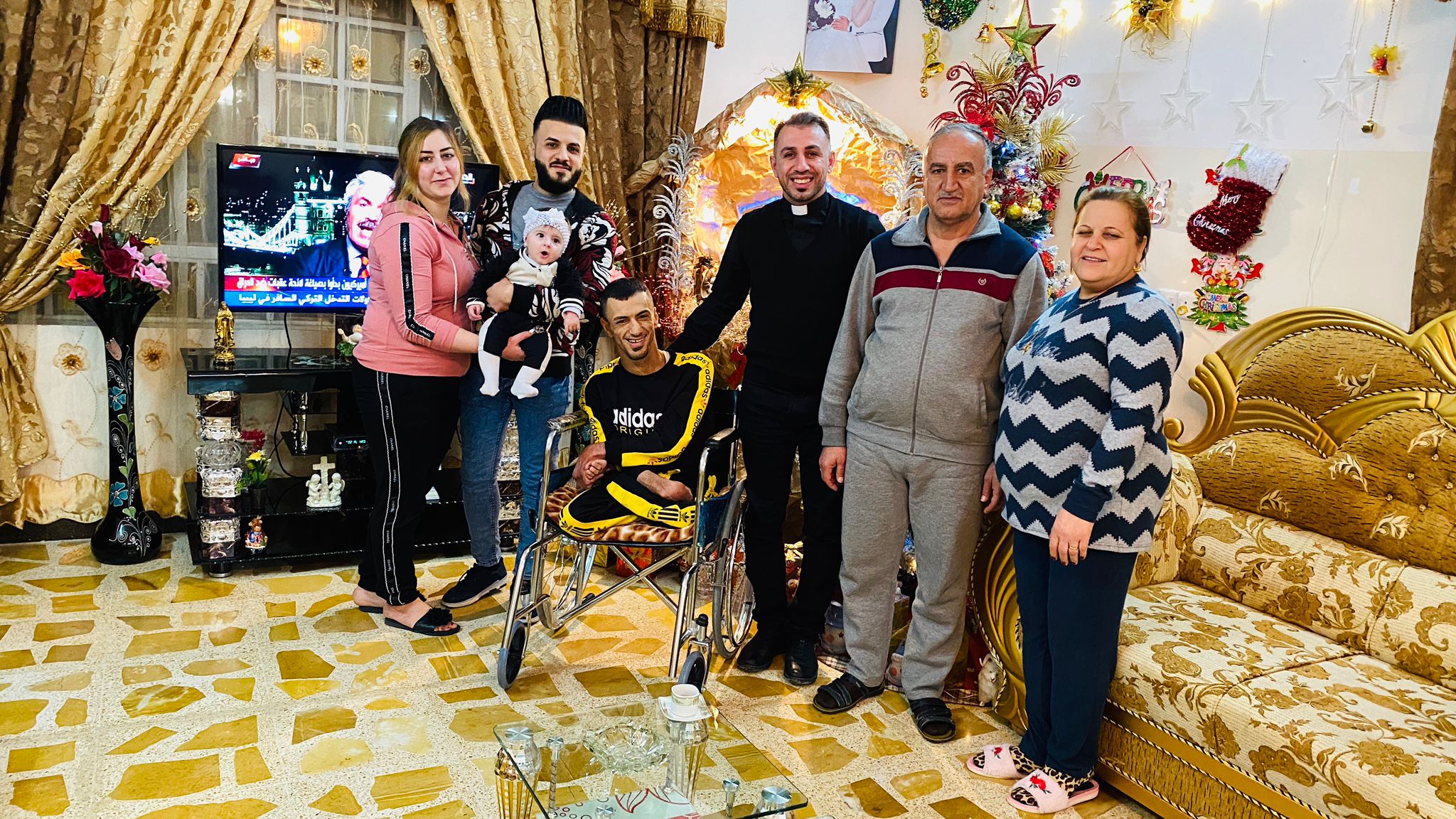 Aram Pano barátaival és családjával. 