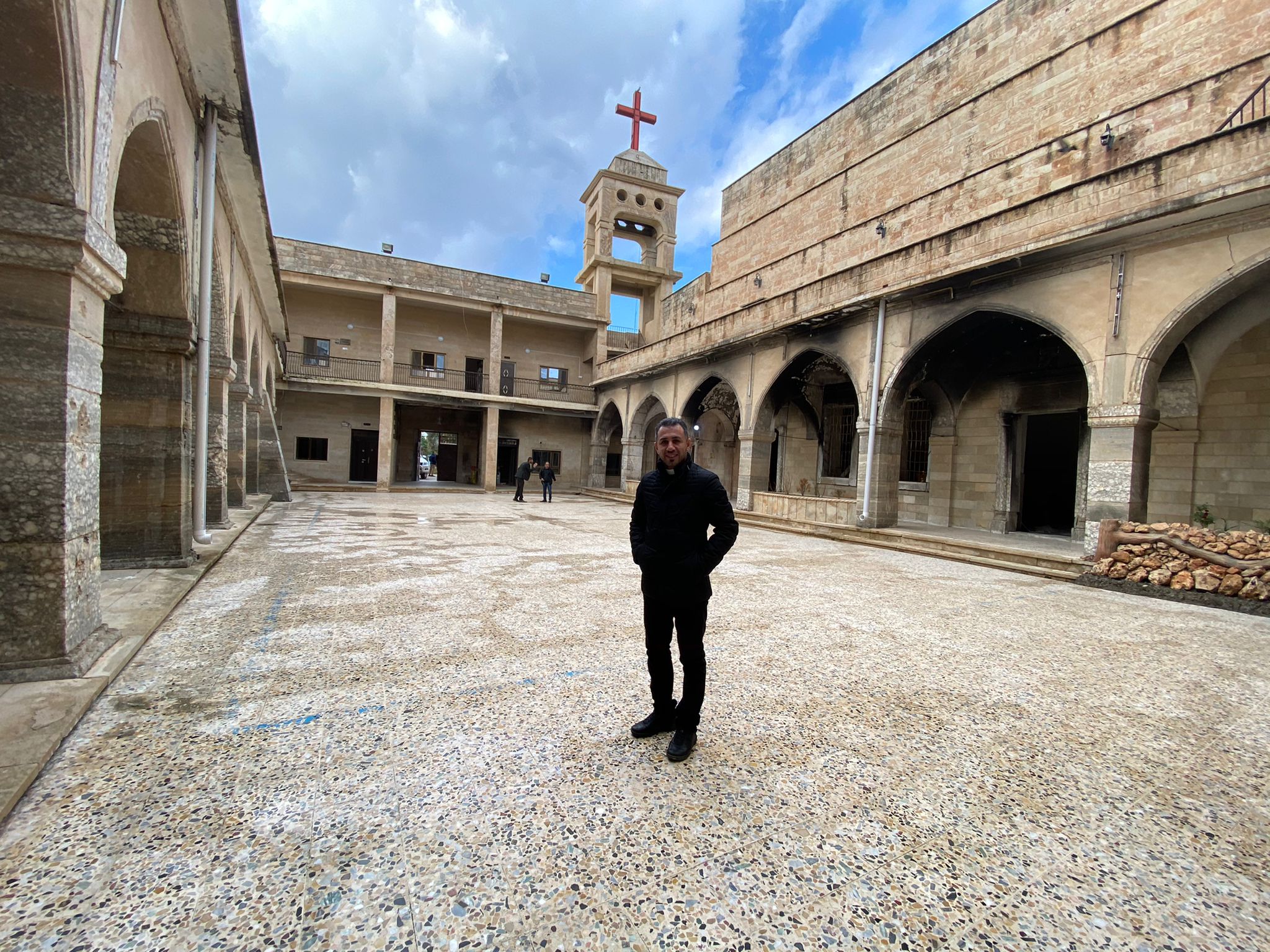 Aram Pano in una chiesa in Iraq. 
