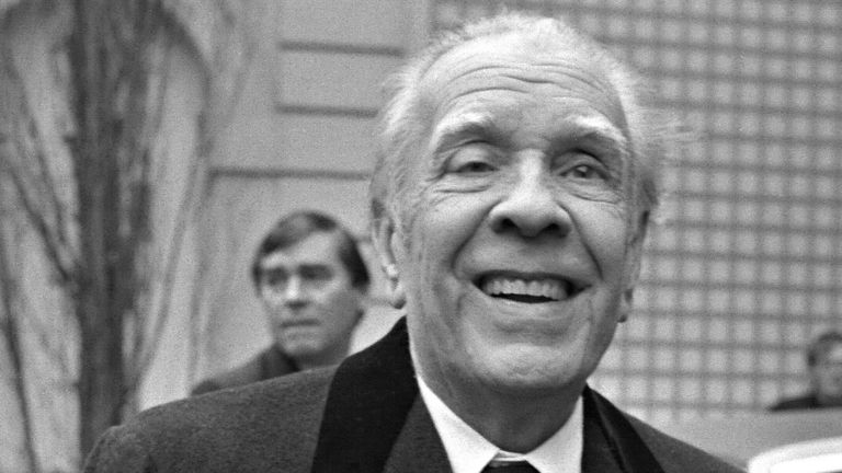 Borges, a la derecha, saluda a Bergoglio, profesor de Literatura en el colegio La Inmaculada Concepción de Santa Fe (Argentina) en agosto de 1965