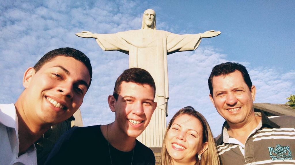 Bruno con su hermano, su madre y su padre en el Santuario de Cristo Redentor de Río de Janeiro. 