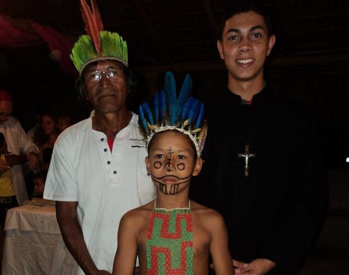 Bruno Correa con indígenas.