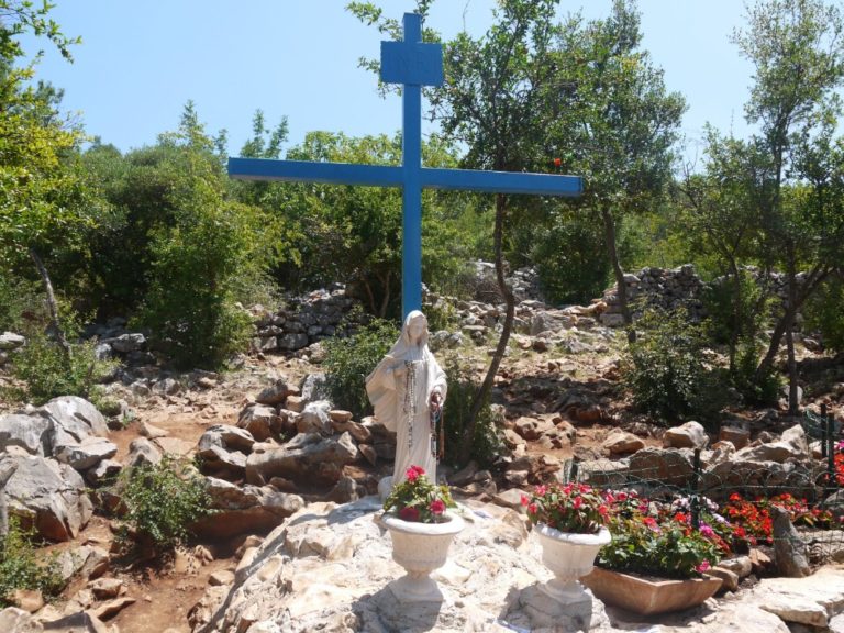 蓝十字会，圣母在波德布尔多山上第一次出现的地方。 梅德茹戈尔耶的圣女