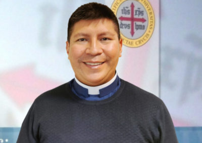 Don Iván, sacerdote boliviano de raíces indígenas