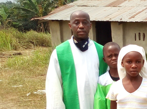 Don Adémar Booto Bompanga - sacerdote de la República Democrática del Congo - Beca de estudios CARF