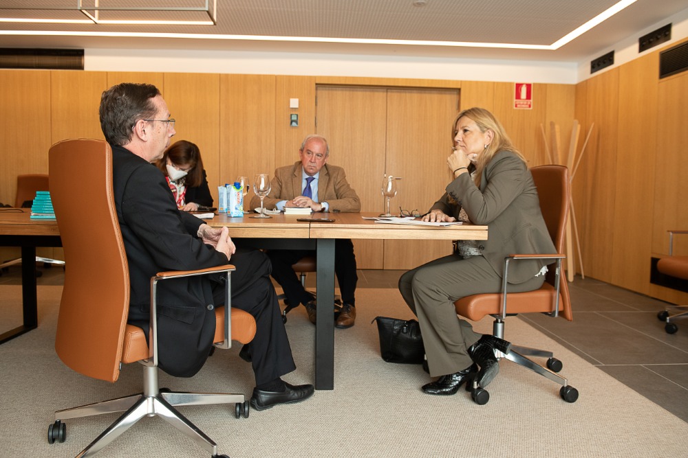 Luis Alberto Rosales y Marta Santín conversan con D. Mariano Fazio. 