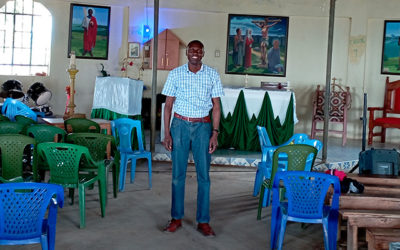 ケニアのセミナー生が自分の国に小教区を建設するための支援を求めています。