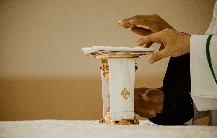 Vasos sagrados y objetos litúrgicos - Fundación CARF